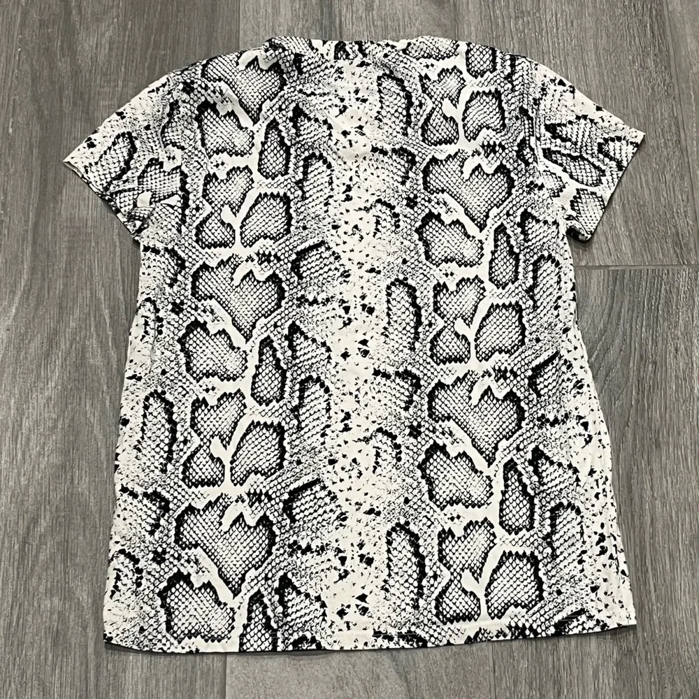 Pam and Gela python basic tee- P ( XS) - Picture 3 of 4